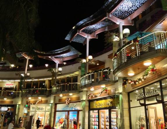 Noite em rua movimentada de Waikiki, em Honolulu, em Oahu, no Havaí